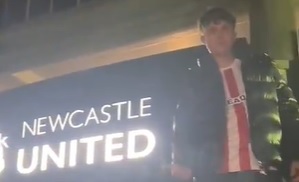 Newcastle United obiektem żartów. Kibice rywali naruszyli klubowy obiekt. Oberwało się legendzie [WIDEO]