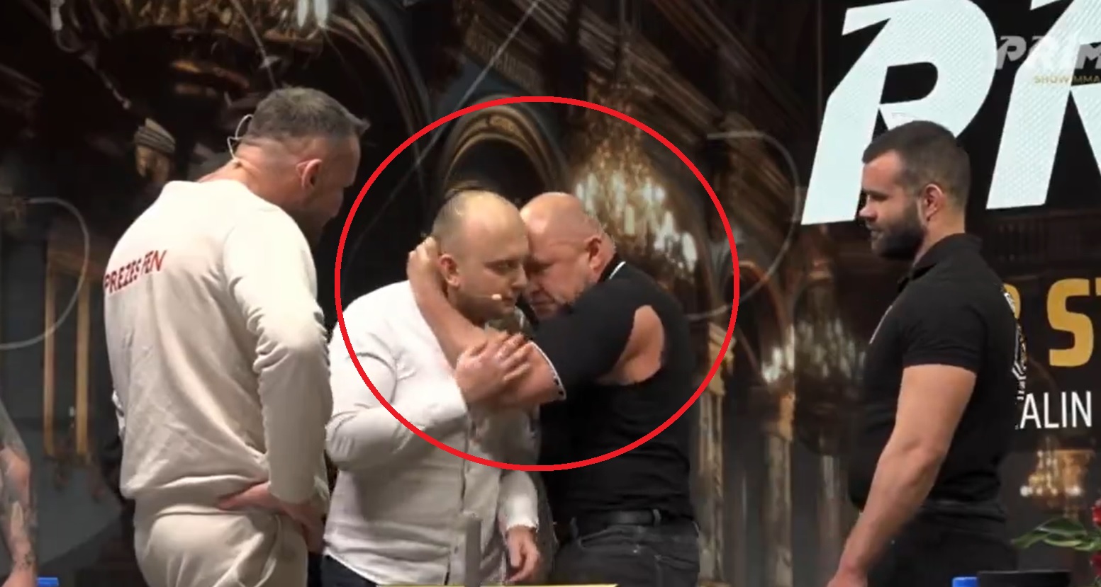 Zawodnik Prime MMA oszalał. Porwał koszulkę i szarpał prowadzącego. Dziwne zachowanie przed galą [WIDEO]