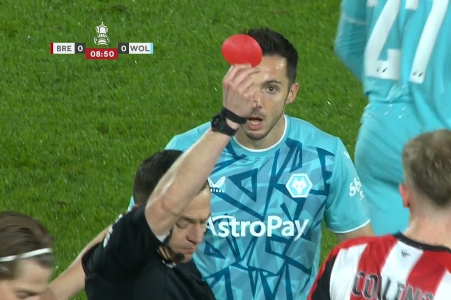 Arbiter pokazał piłkarzowi... okrągłą kartkę. Nietypowe rozwiązanie na angielskich boiskach