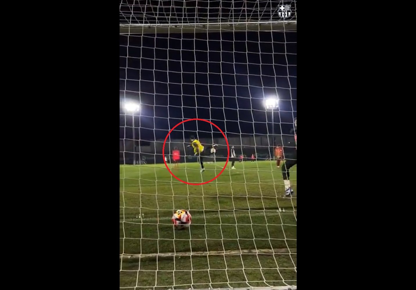 Lewandowski błysnął na treningu. Kosmiczny strzał Polaka, kibice są pod wrażeniem [WIDEO]