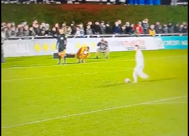 Piłkarz ośmieszył się w serii rzutów karnych. Totalna katastrofa, nie mógł tego zrobić gorzej [WIDEO]