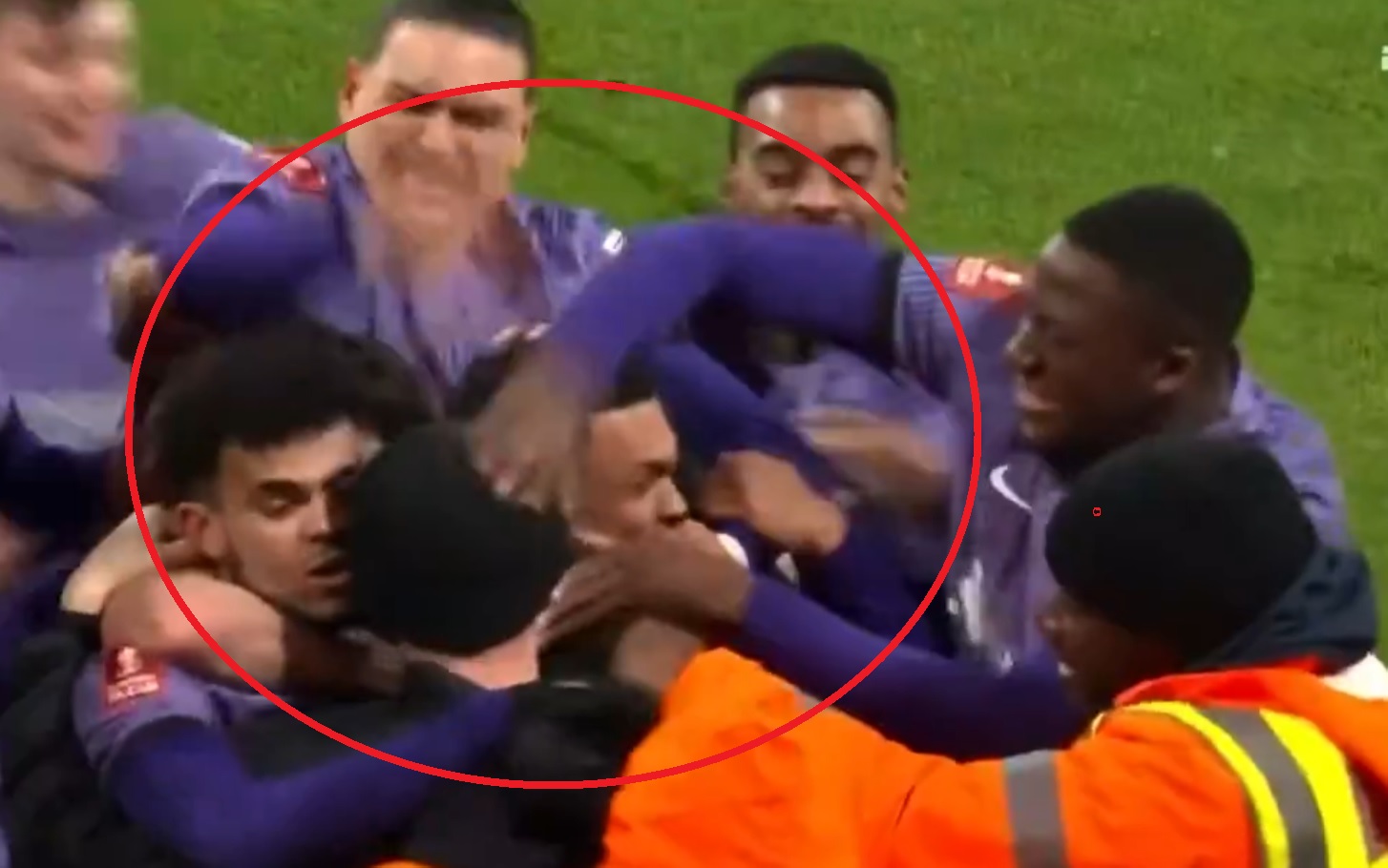 Piłkarze Liverpoolu "zaatakowali" kibica po wielkim triumfie. Kuriozalne sceny w meczu z Arsenalem [WIDEO]