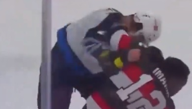 Potężna bójka hokeistów. Sędziowie byli bezczynni [WIDEO]