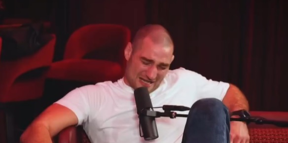"Dzisiaj cię k**wa zap***dolę". Traumatyczne wyznanie mistrza UFC. Zalał się łzami podczas wywiadu [WIDEO]
