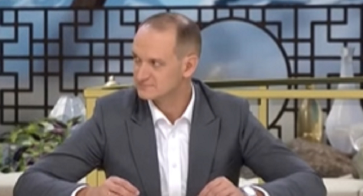 Dziennikarz przegrał zakład i musiał ogolić się na łyso. "Jestem człowiekiem honoru" [WIDEO]