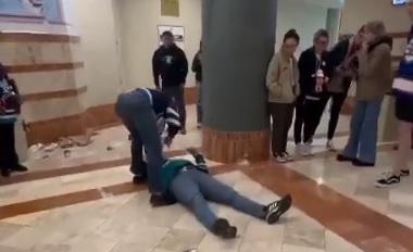 Kibice hokeja wdali się w bójkę. Jeden z nich został znokautowany. Brutalne sceny w hali [WIDEO]