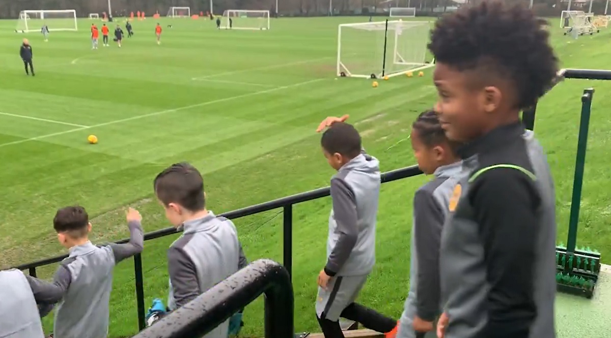 Niesamowita inicjatywa klubu Premier League. Tak wyróżniono piłkarzy z akademii [WIDEO]