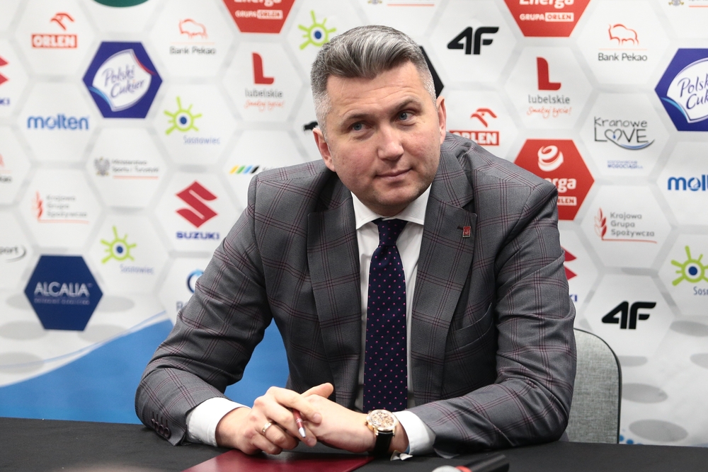 Leon, Świątek i nagle... Piesiewicz. Teraz się tłumaczy z akcji z bilbordami