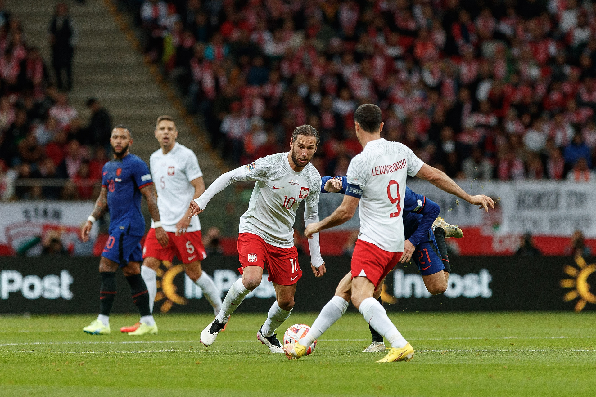 "Bycie królem strzelców w FC Barcelonie nie gwarantuje szacunku". Krychowiak zdecydowanie broni Lewandowskiego