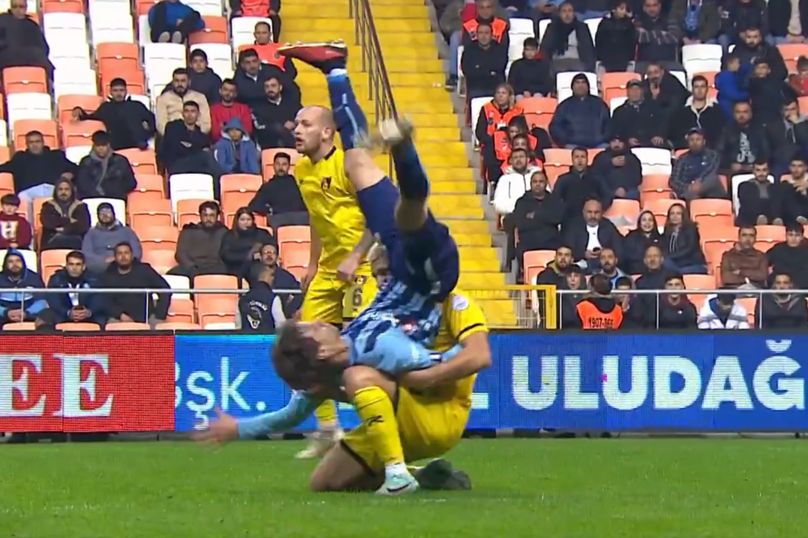 "Powinien dostać nagrodę". Były ekstraklasowicz pokazał wielką klasę. Piękna postawa wobec rywala [WIDEO]