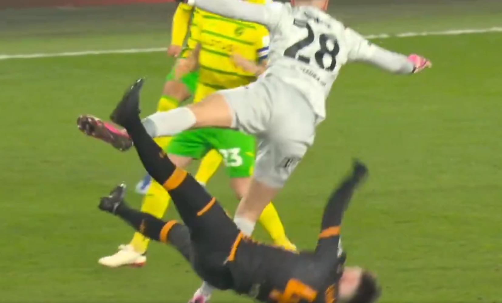 Koszmarny faul bramkarza. Rywal runął na murawę, nie był w stanie kontynuować gry [WIDEO]
