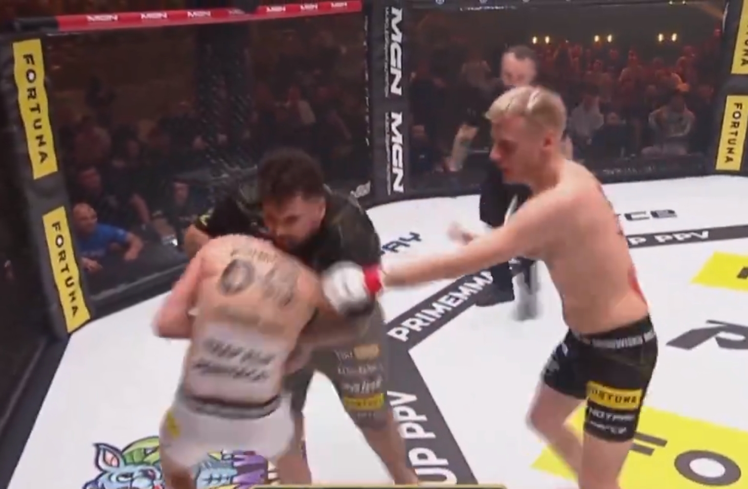 Walczył z dwoma rywalami i dotrwał do końca. Wielkie emocje w starciu na Prime MMA 7 [WIDEO]