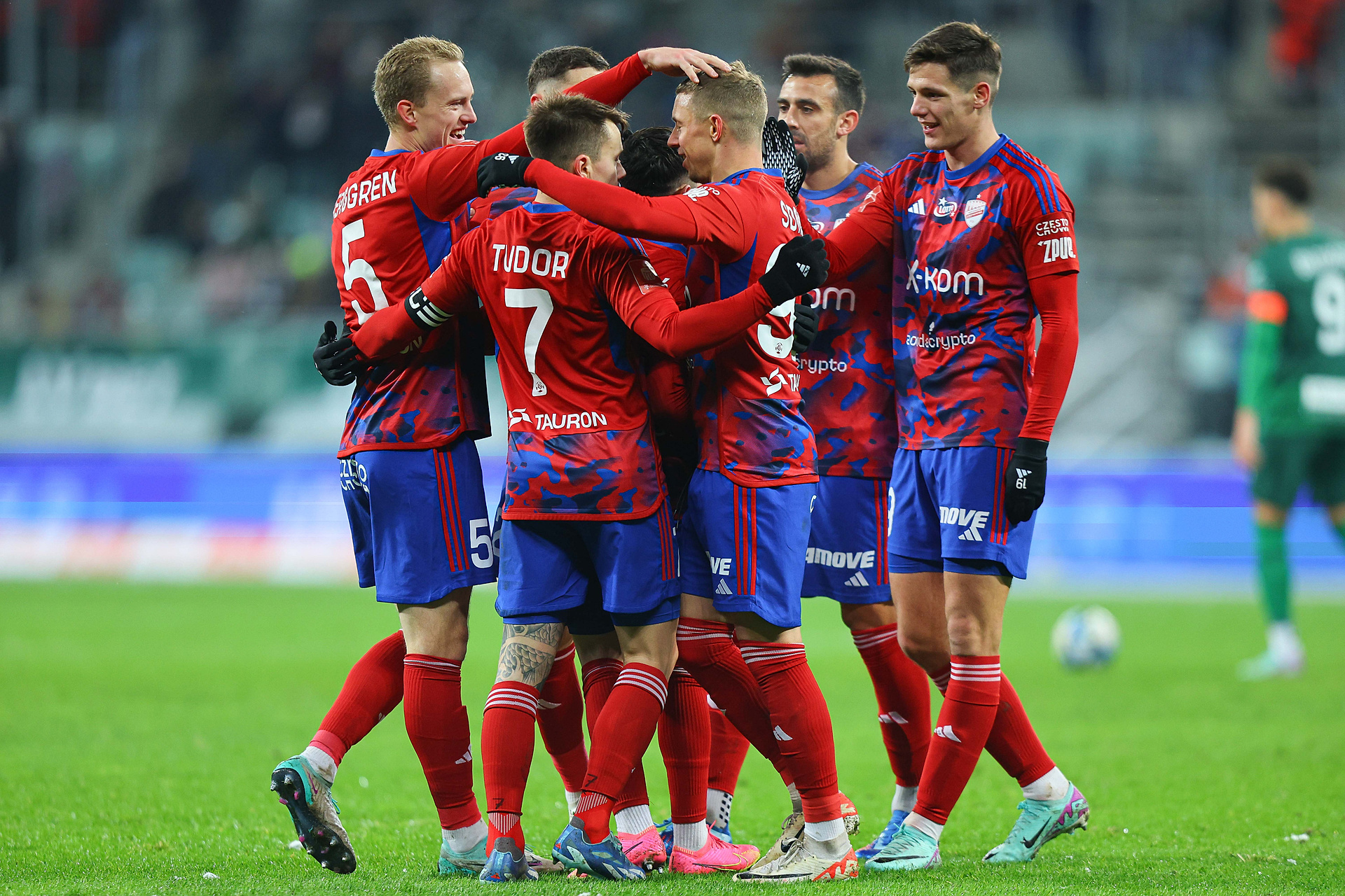 Media: Piłkarz na wylocie z Rakowa. Mistrzowie Polski podjęli kluczową decyzję