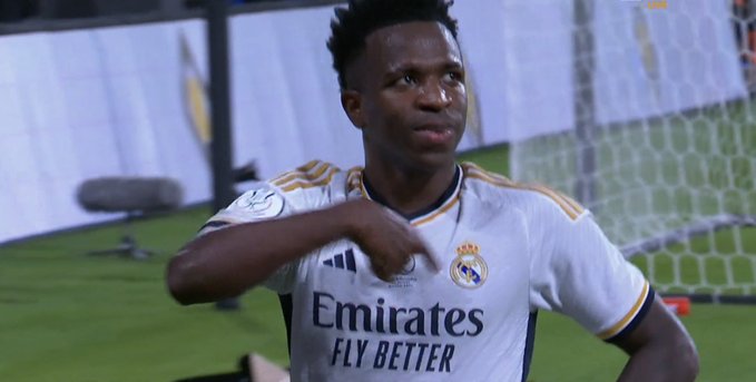 Real Madryt zdemolował Barcelonę w finale! Hat-trick Viniciusa, gol Lewandowskiego na otarcie łez [WIDEO]