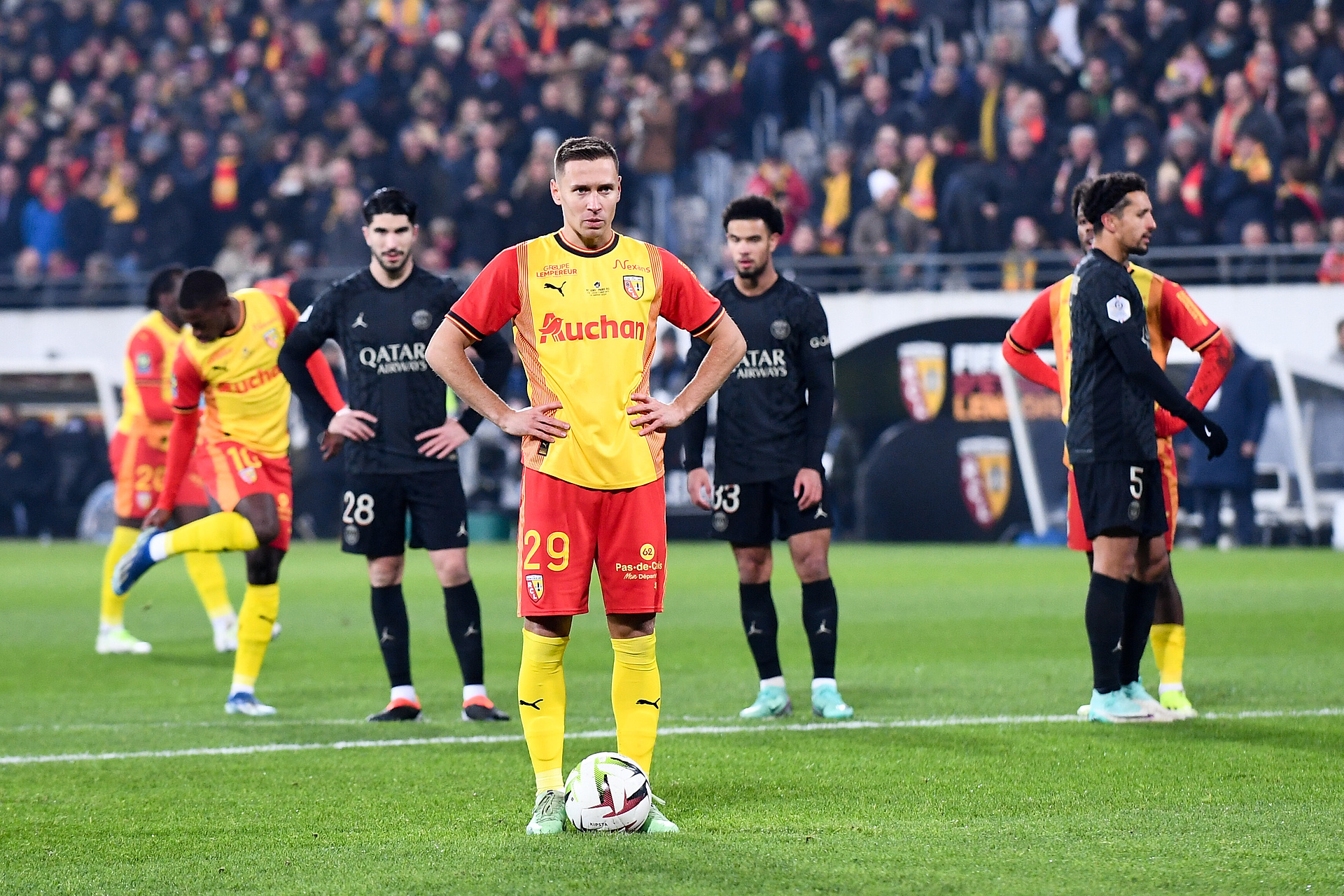 "Stracił grunt pod nogami". Przemysław Frankowski w ogniu krytyki po hicie z PSG