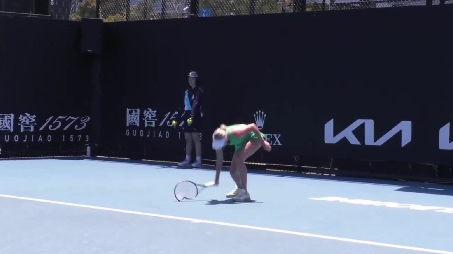 Rosyjska skandalistka wpadła w furię na Australian Open. Rywalka musiała sprzątać po niej kort [WIDEO]
