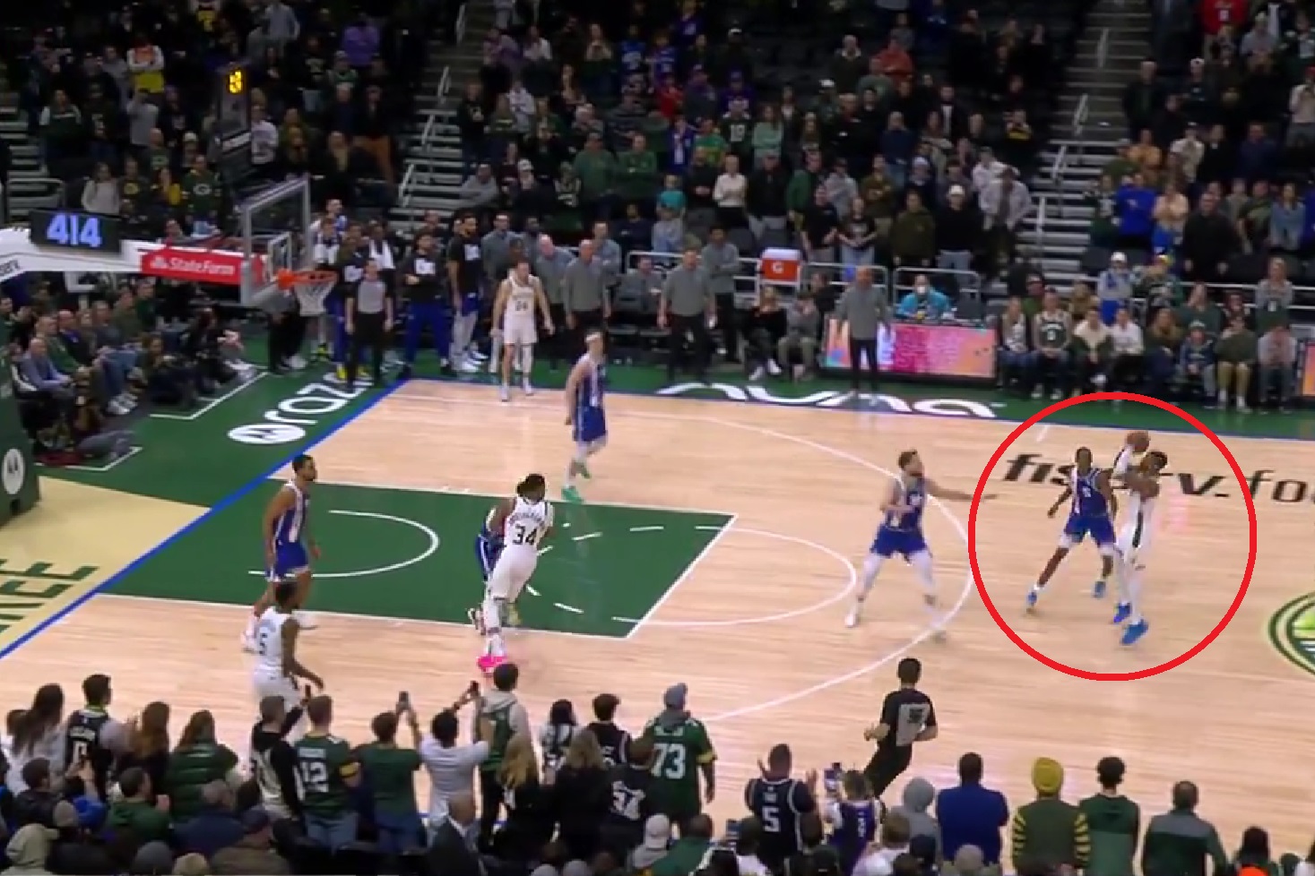Niezwykłe wykończenie gwiazdora NBA. Zapewnił drużynie zwycięstwo równo z syreną [WIDEO]