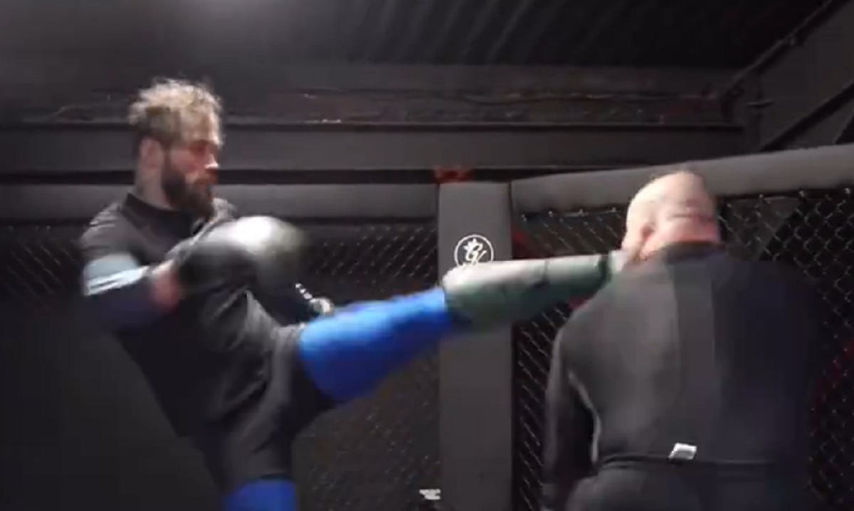 Słynny strongman padł na matę podczas sparingu. Pudzianowski zaoferował mu pomoc [WIDEO]