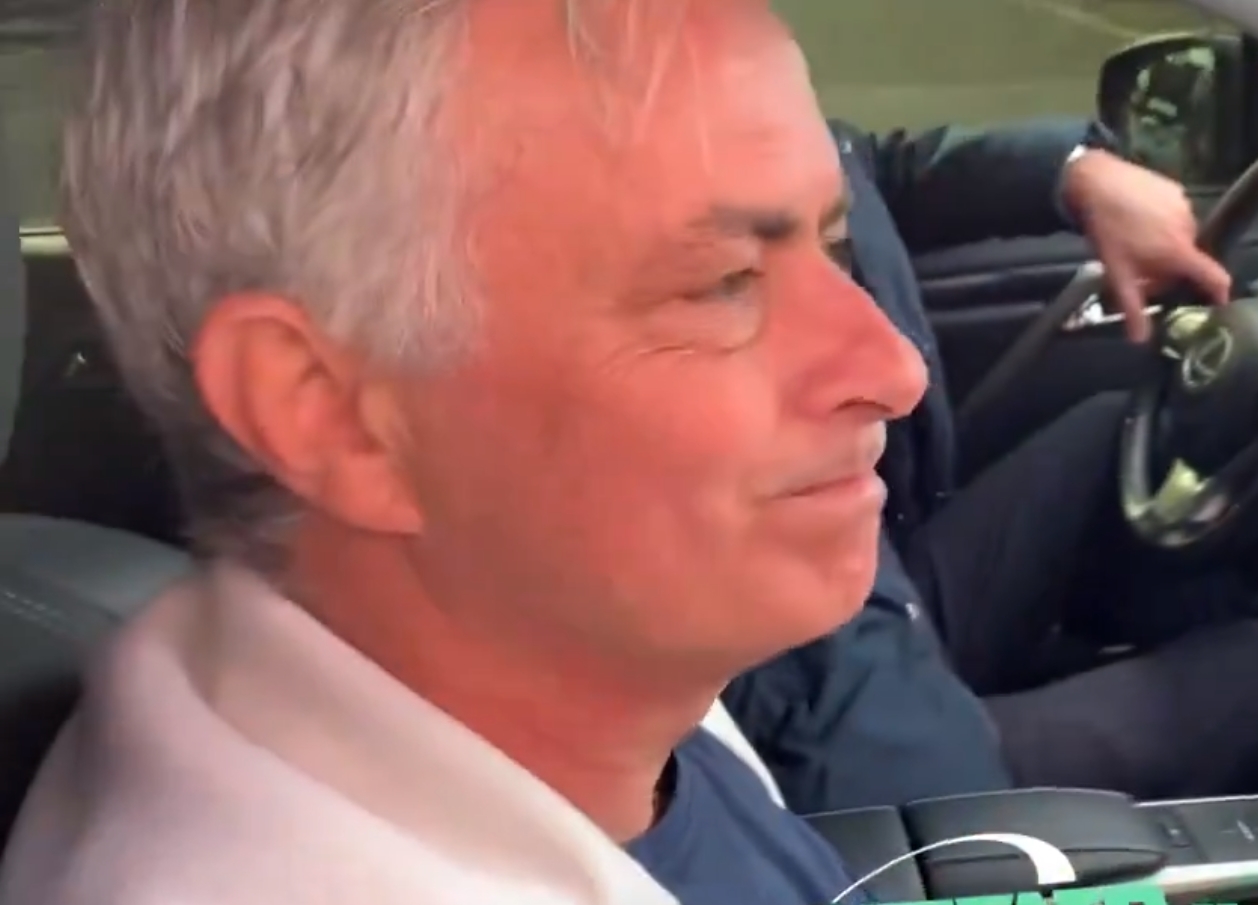 Kibice pożegnali Jose Mourinho. Piękne sceny w Rzymie, trener nie krył wzruszenia [WIDEO]