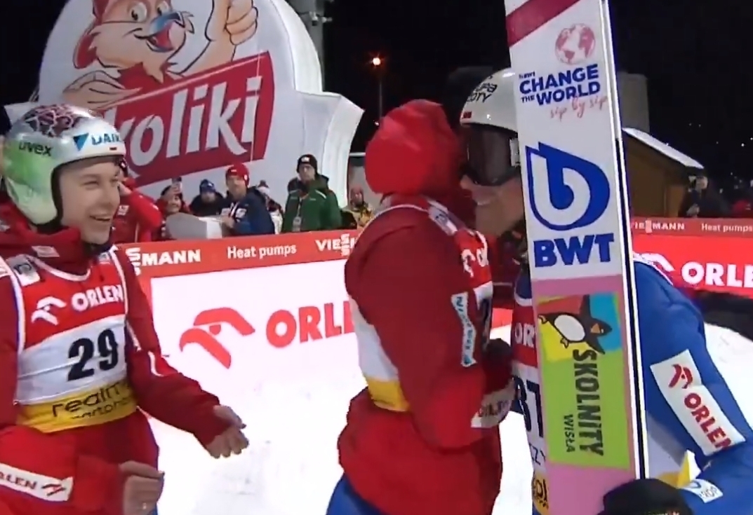 Adam Małysz czekał z tortem. Polski skoczek dostał prezent, nietypowe sceny w Szczyrku [WIDEO]