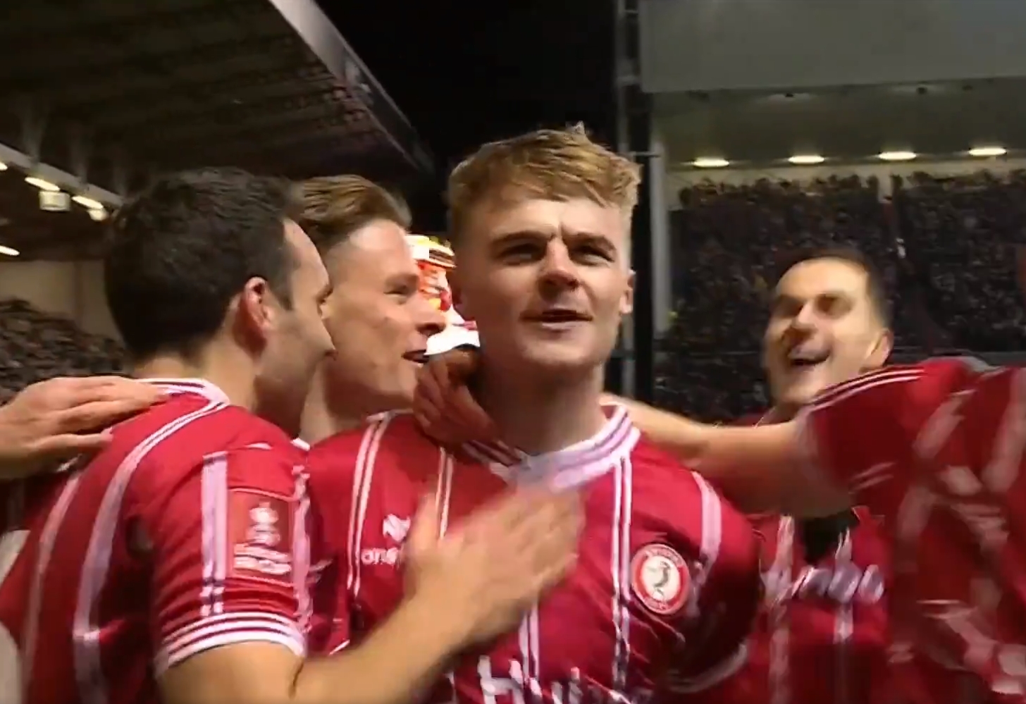 Faworyt odpada z FA Cup! Kończył mecz w dziesięciu, Fabiański zamieszany w gola dla rywali [WIDEO]