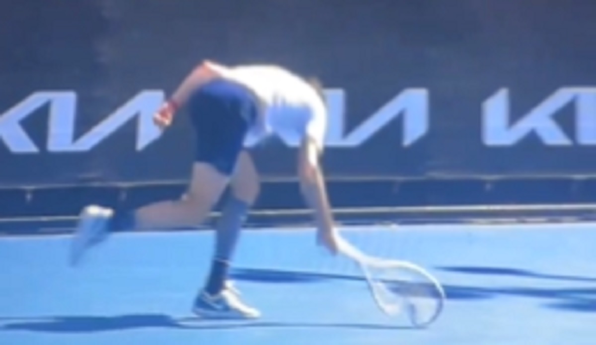 Popisał się rzadkim serwisem, chwilę później wpadł w furię. Atak szału tenisisty na Australian Open [WIDEO]