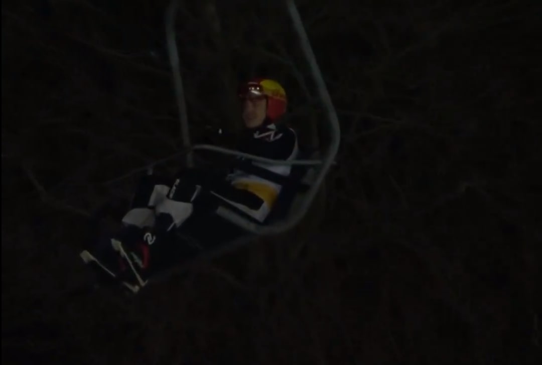 Skoczek utknął na wyciągu. Wszystko zarejestrowały kamery. "On wisi nad potokiem"