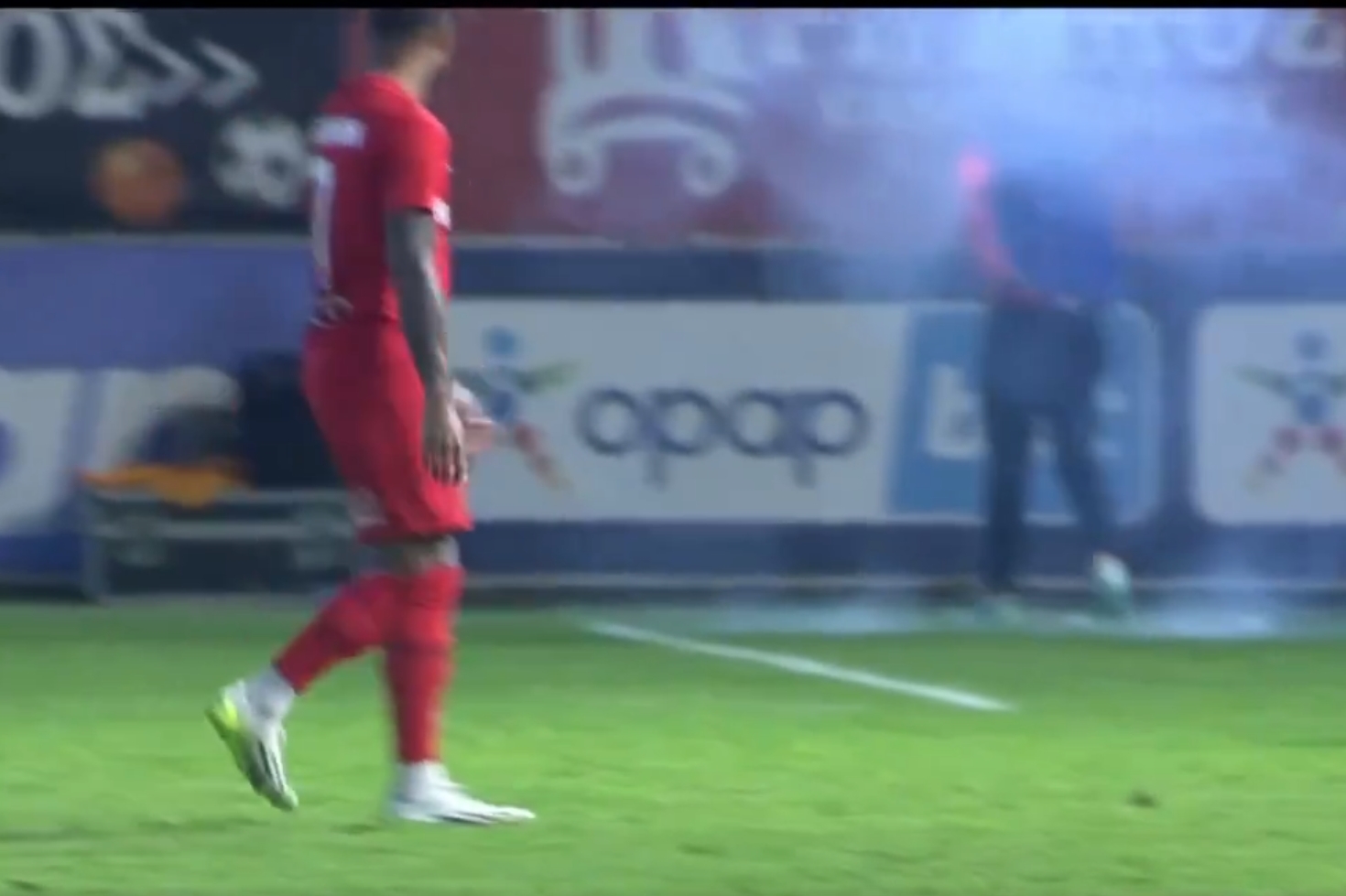 Piłkarz stracił słuch przez petardę. Skandal na meczu, gracze chcą zbojkotować rozgrywki [WIDEO]
