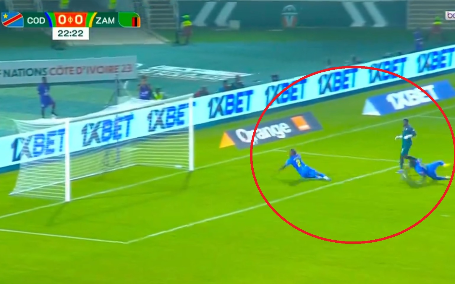Przekomiczny gol podczas PNA! Piłkarze potykali się o własne nogi, bramkarz zupełnie zaspał [WIDEO]