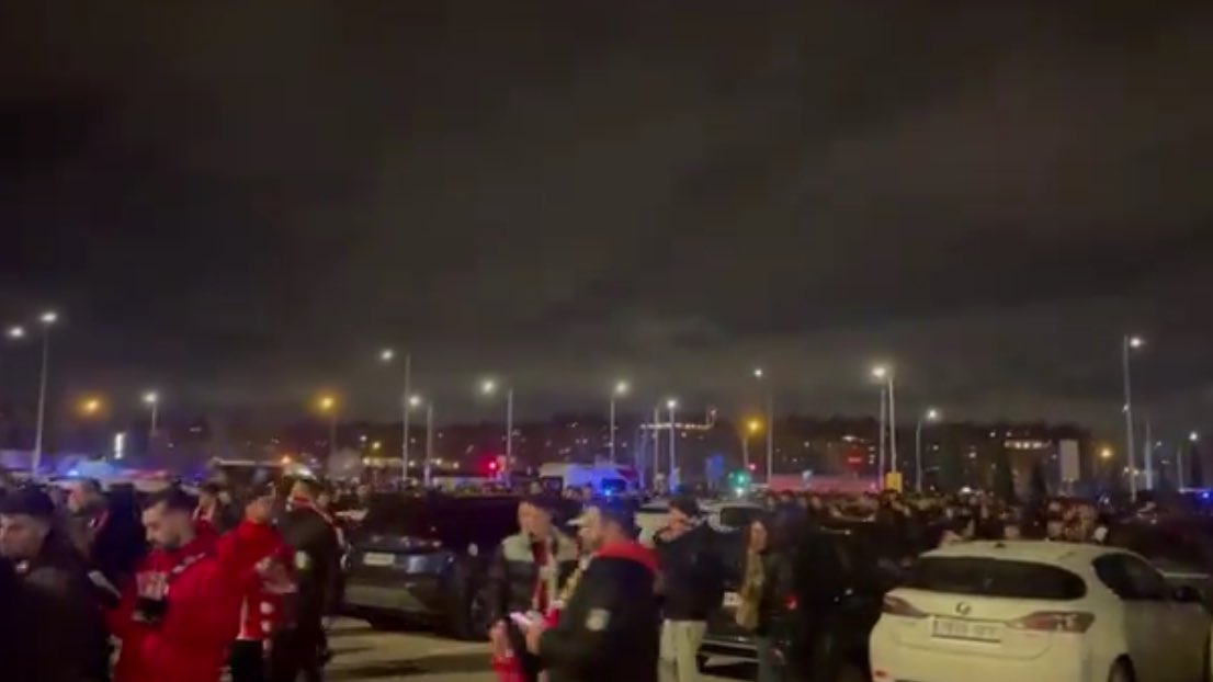 "Jesteś małpą". Sceny przed derbami Madrytu, fani Atletico znów obrażali gwiazdę Realu [WIDEO]