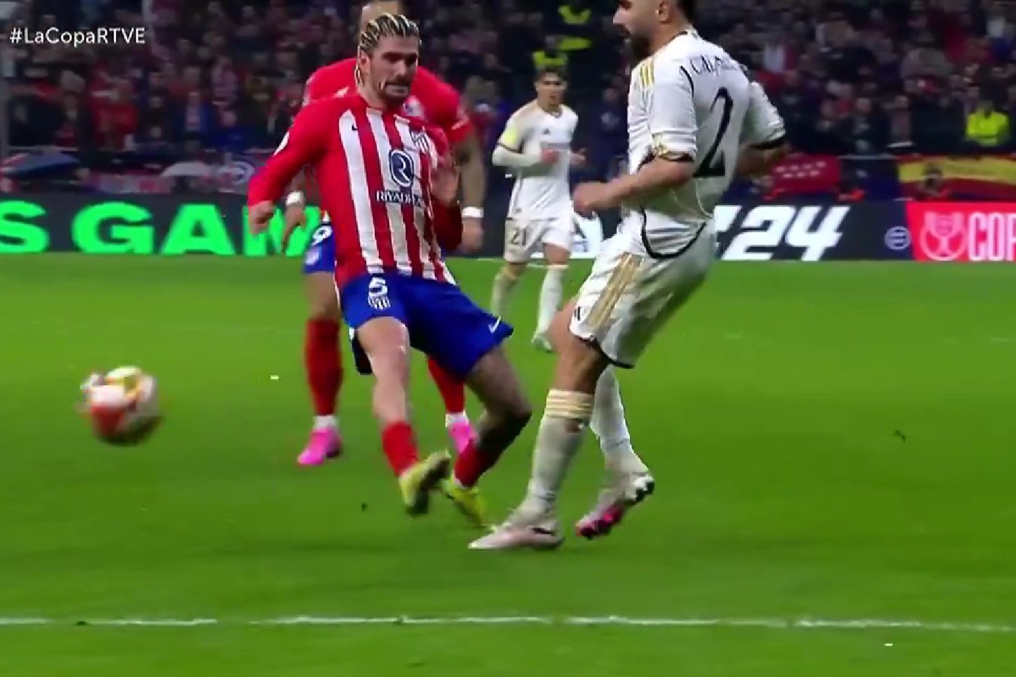 Ogromna kontrowersja w derbach Madrytu. Gwiazdor Atletico powinien zostać wyrzucony z boiska? [WIDEO]