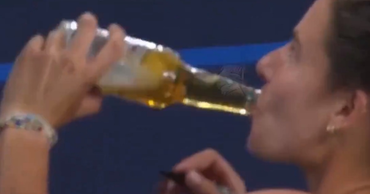 Niespodziewane sceny podczas Australian Open. Tenisistka napiła się piwa na korcie [WIDEO]