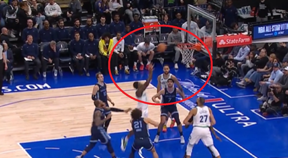 "To chyba mój najlepszy wsad w życiu". Koszykarz NBA zabawił się z rywalami, jakby był na podwórku [WIDEO]