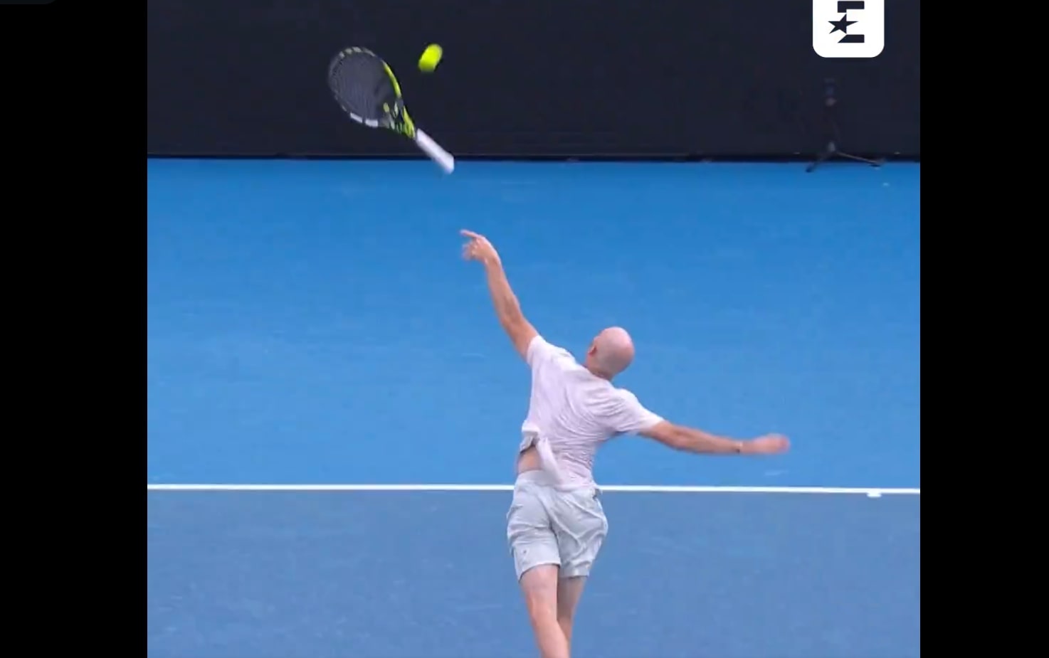 Niesamowita akcja w Australian Open. Zagrał piłkę, rzucając rakietą. Publika oszalała [WIDEO]