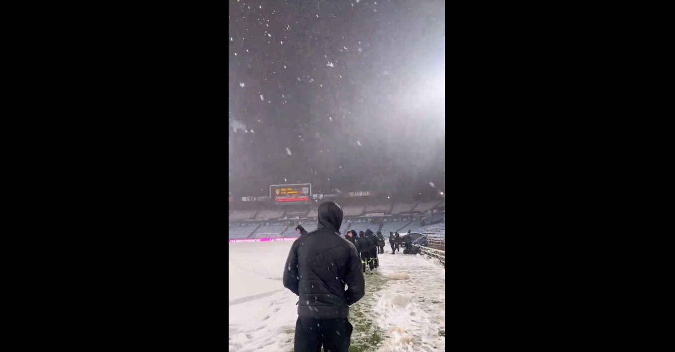Zima zaskoczyła Hiszpanów. Mecz ligowy przełożony z powodu śnieżycy [WIDEO]