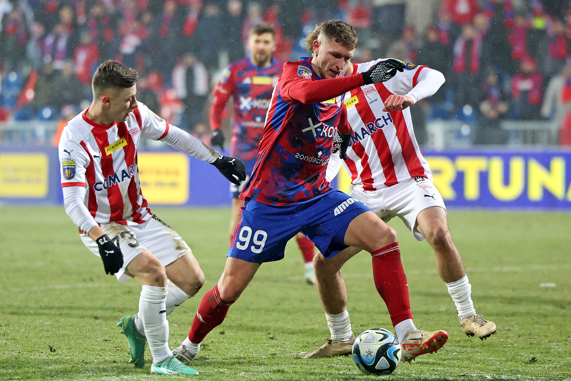 Fabian Piasecki na wylocie z Rakowa Częstochowa. Napastnik ma wiele propozycji