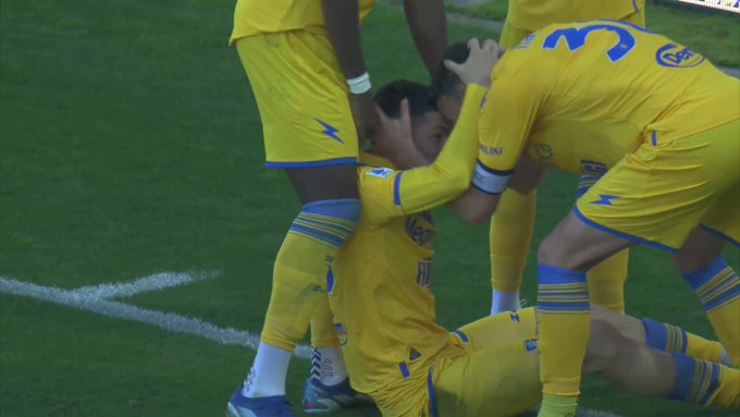Obłędny rzut wolny w Serie A. Piłkarz wypożyczony z Juventusu pokazał magię [WIDEO]