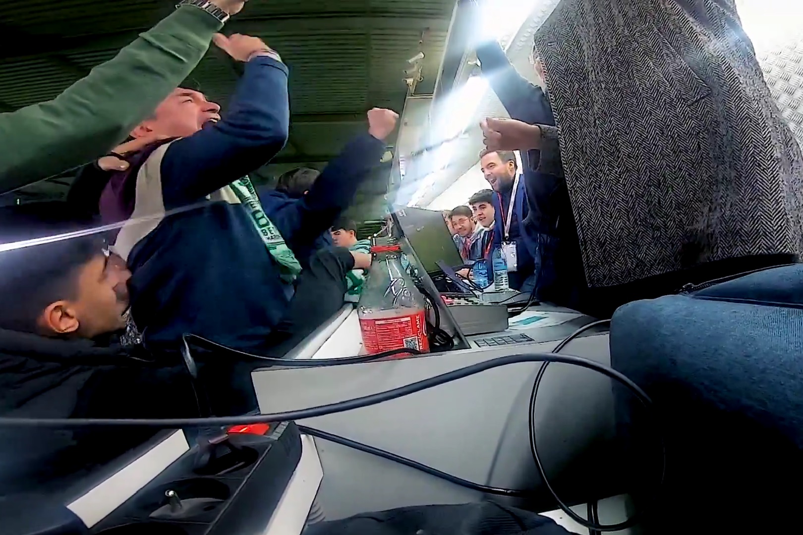 Kibice chcieli zaatakować polskich komentatorów. Opublikowano nagranie ze spotkania FC Barcelony [WIDEO]