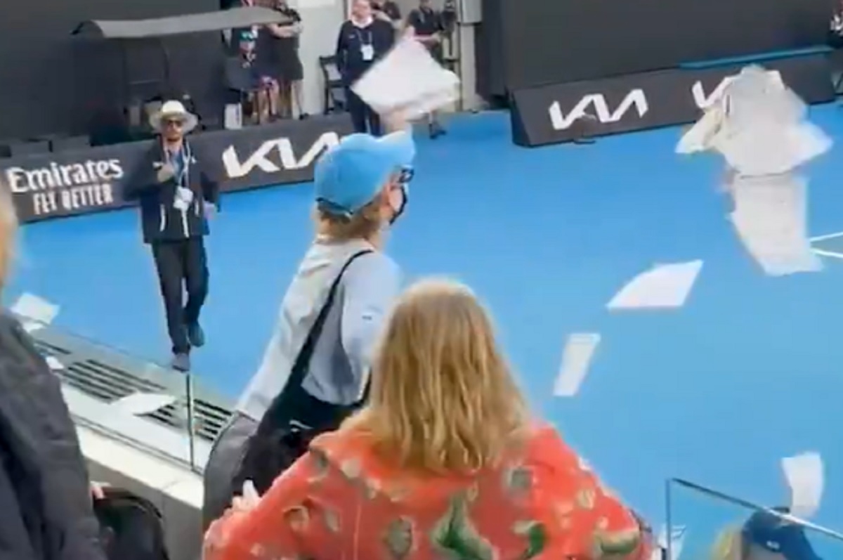 Aktywistka zakłóciła spotkanie na Australian Open. Została siłą wyprowadzona przez innych kibiców [WIDEO]