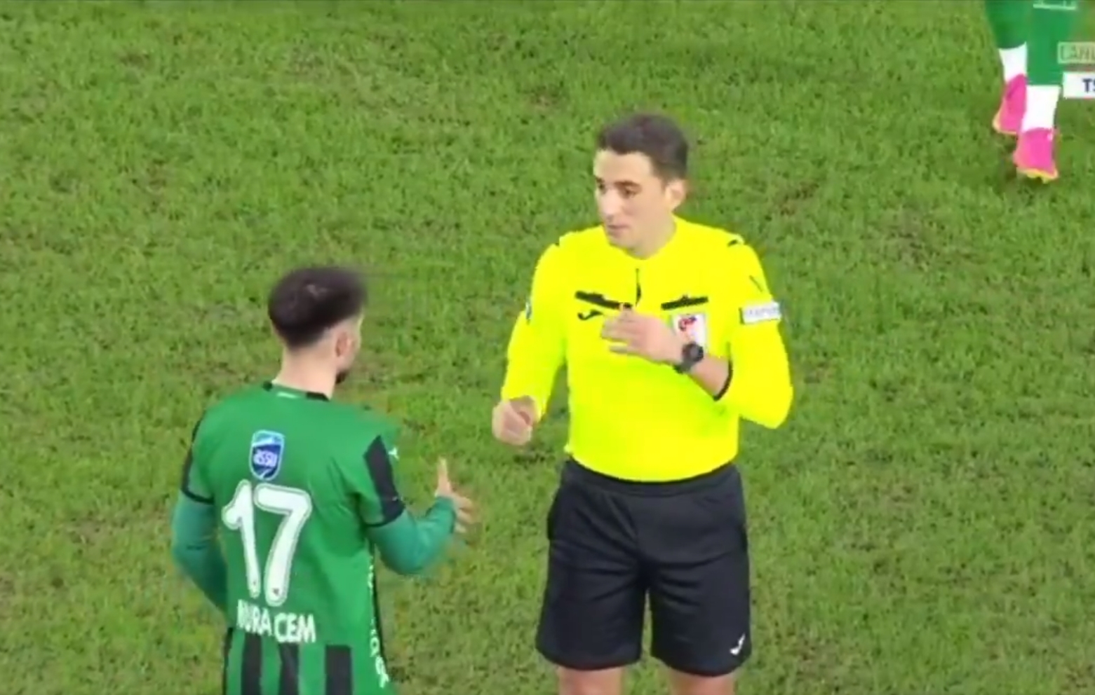 Kolejny skandal w Turcji. Piłkarz okazał brak szacunku sędziemu, otrzymał czerwoną kartkę [WIDEO]
