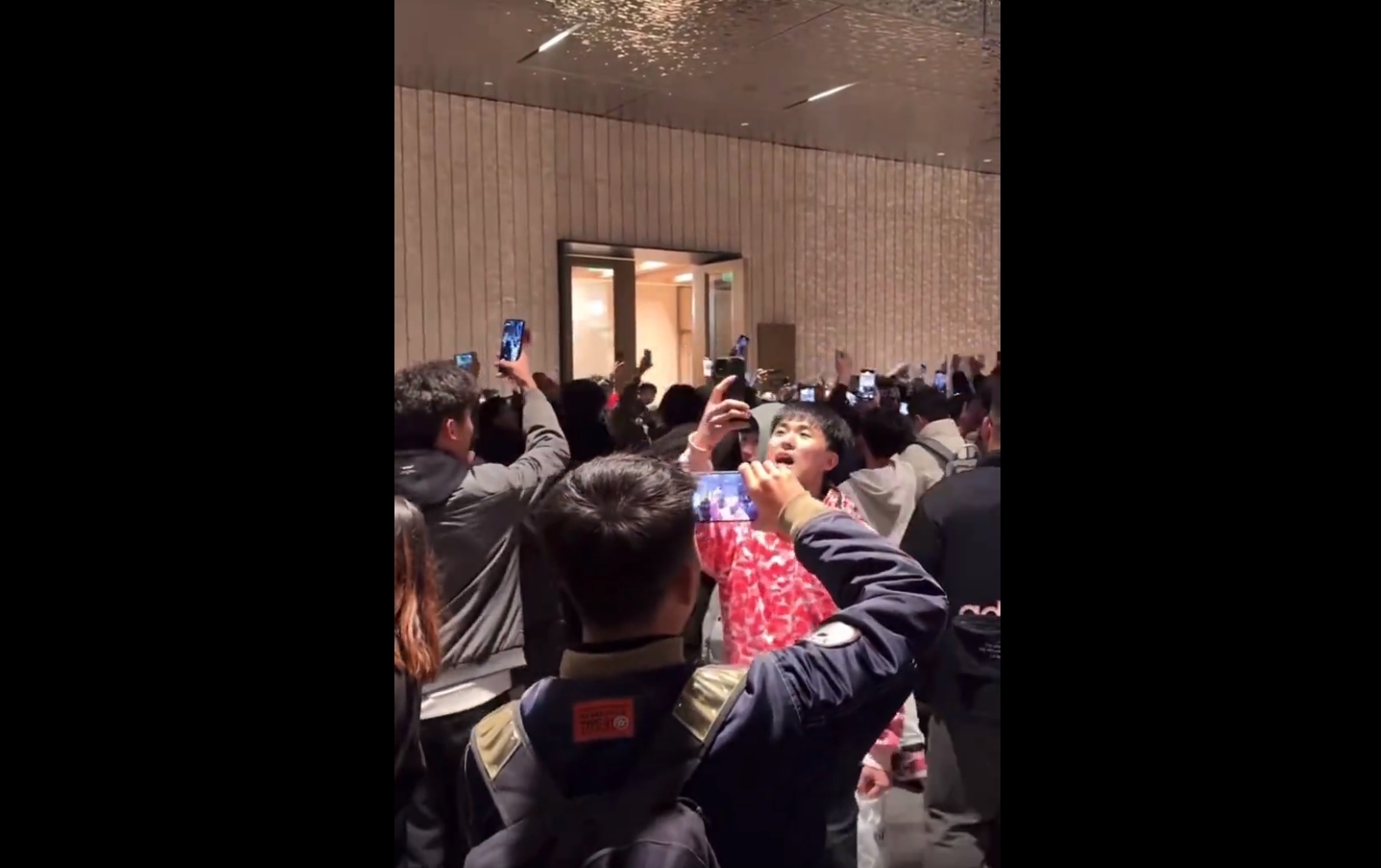 Kibice zaczęli szturmować hotel, w którym był Ronaldo. Część fanów weszła do środka, byli wściekli [WIDEO]