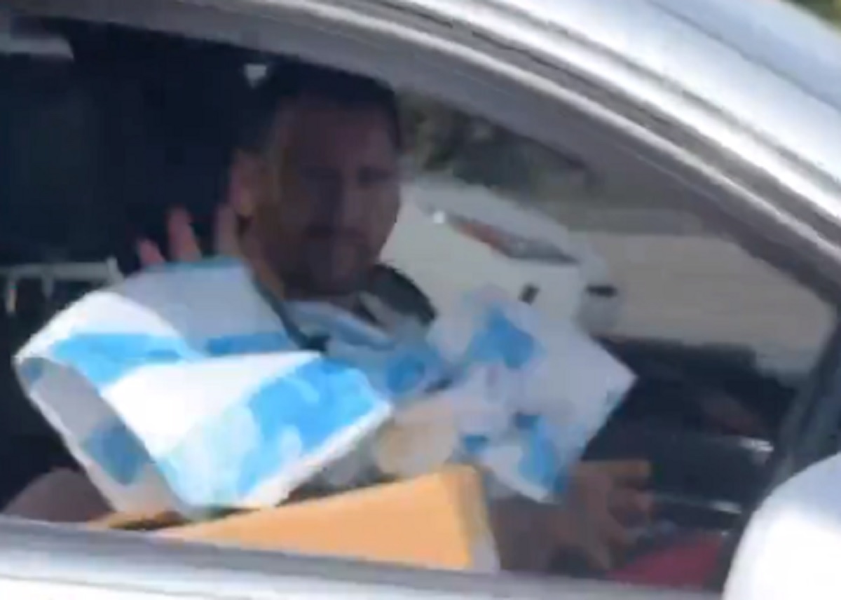 Kibic wrzucił koszulkę do samochodu Leo Messiego. Błyskawiczna reakcja Argentyńczyka [WIDEO]