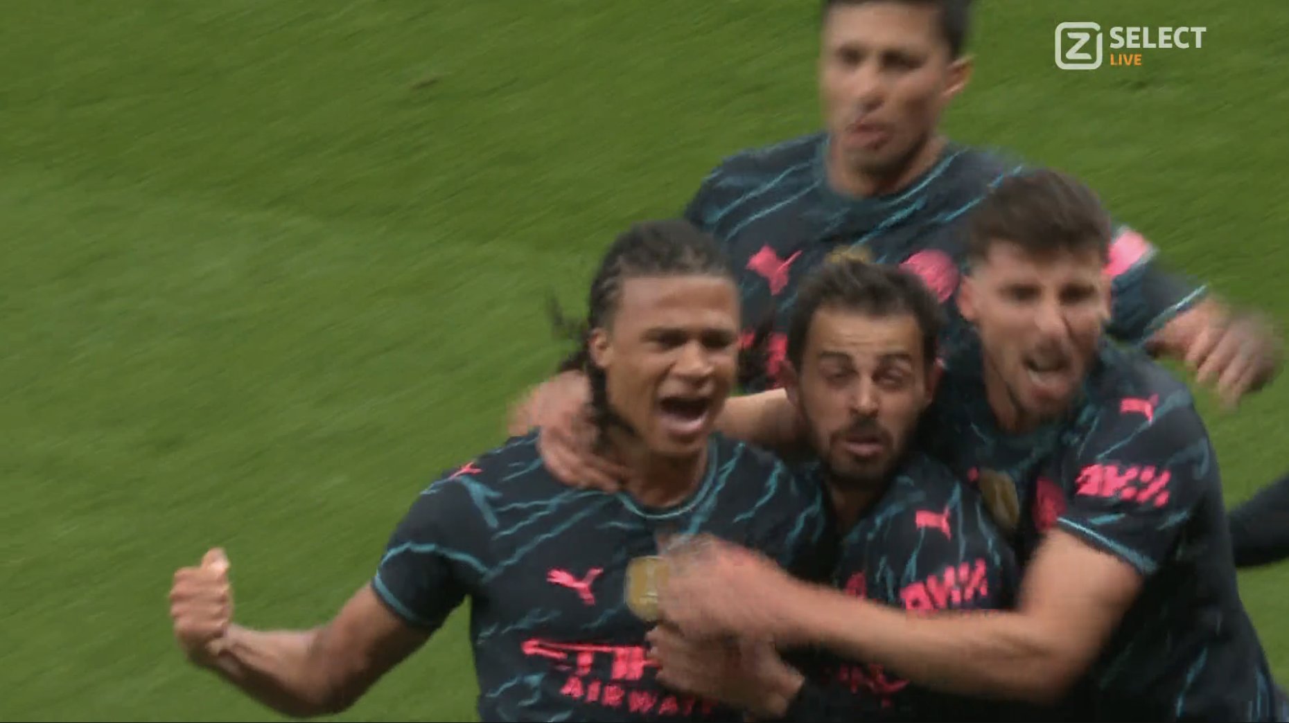 Manchester City wydarł zwycięstwo z Tottenhamem! Błąd bramkarza kosztował "Spurs" awans [WIDEO]