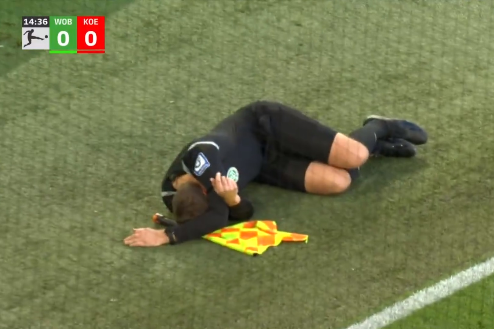 Sędzia został znokautowany, zastępstwo przybyło... z trybun. Niecodzienne sceny w meczu Bundesligi [WIDEO]