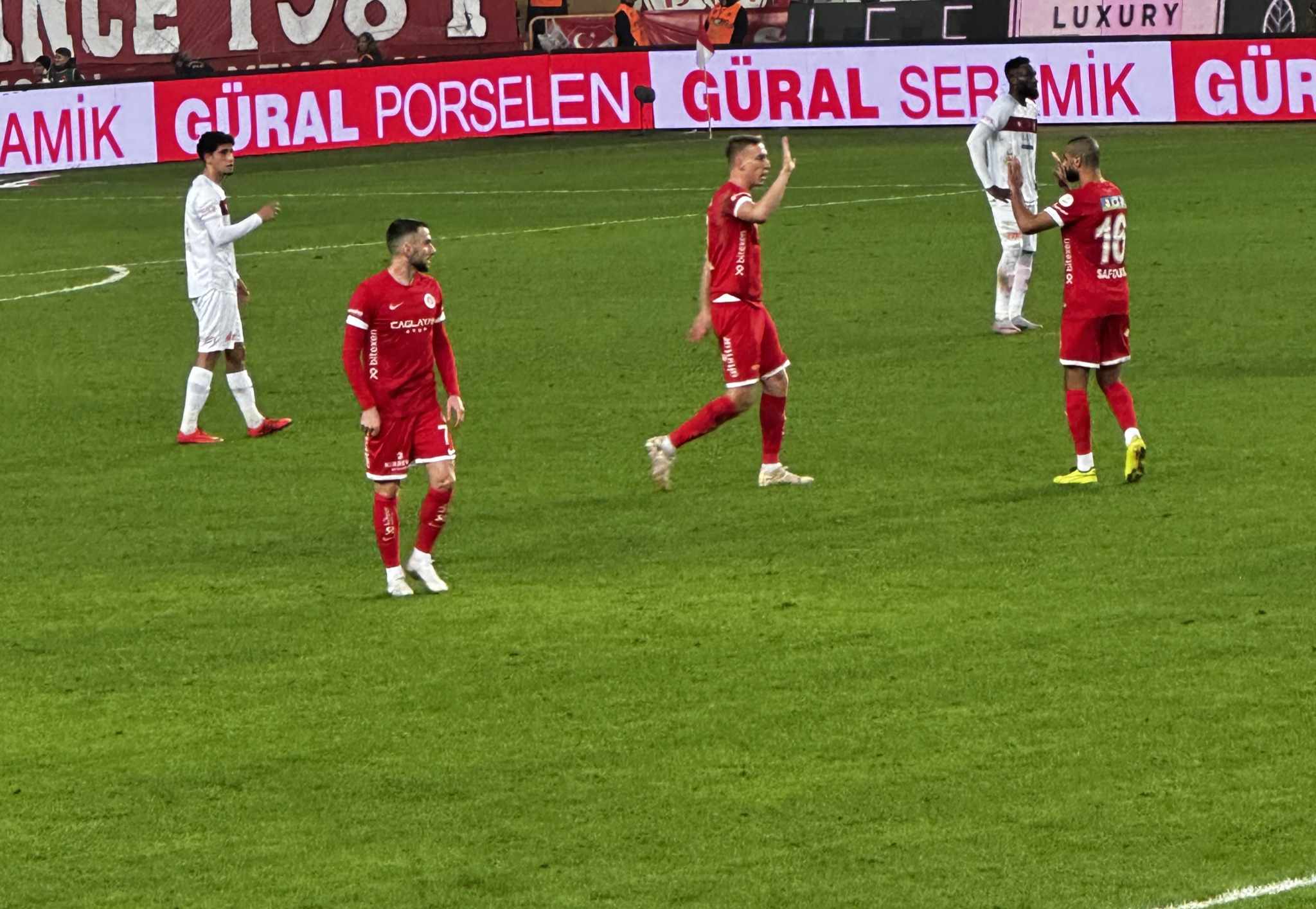 Polscy piłkarze błyszczą w wyjątkowym miejscu. Niesamowity klimat, znany trener i "okno wystawowe"