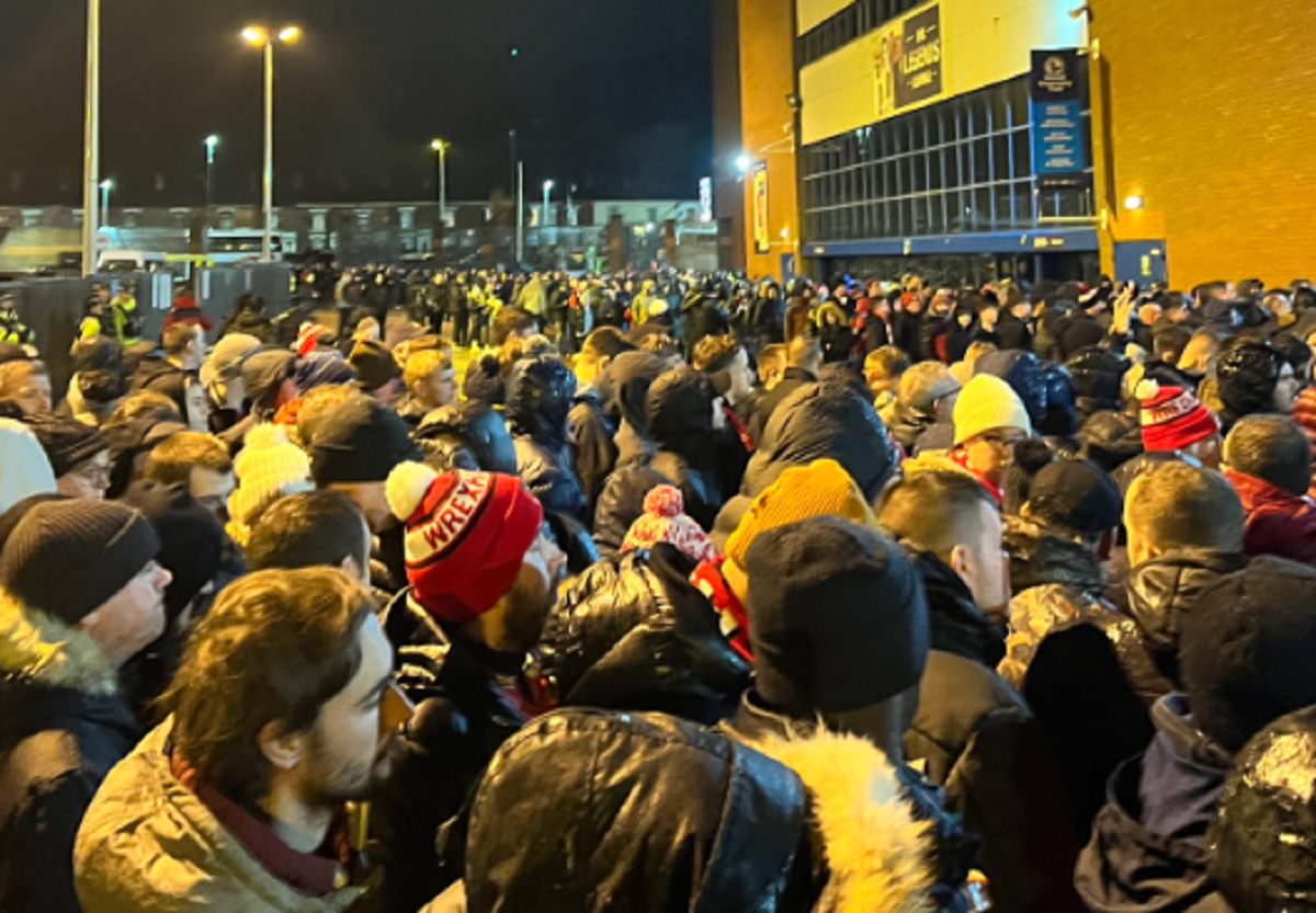 Stali pod stadionem i... oglądali mecz na telefonach. Spore problemy fanów angielskiego klubu