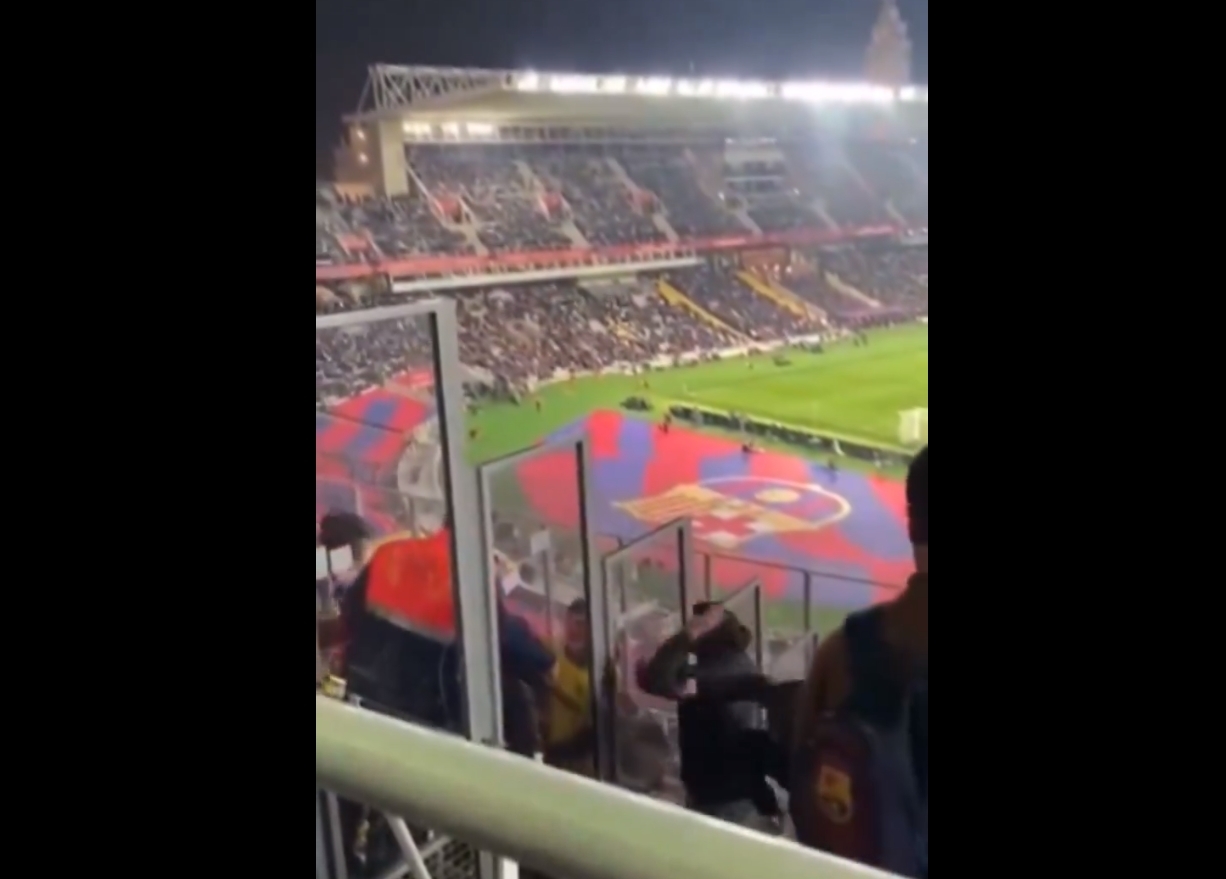 Omal nie doszło do bójki na meczu FC Barcelony. Jedna decyzja rozwścieczyła kibiców [WIDEO]