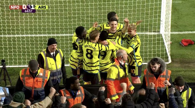 Asysta z autu, niecodzienny gol Arsenalu! Rywale podgrzali atmosferę w samej końcówce [WIDEO]