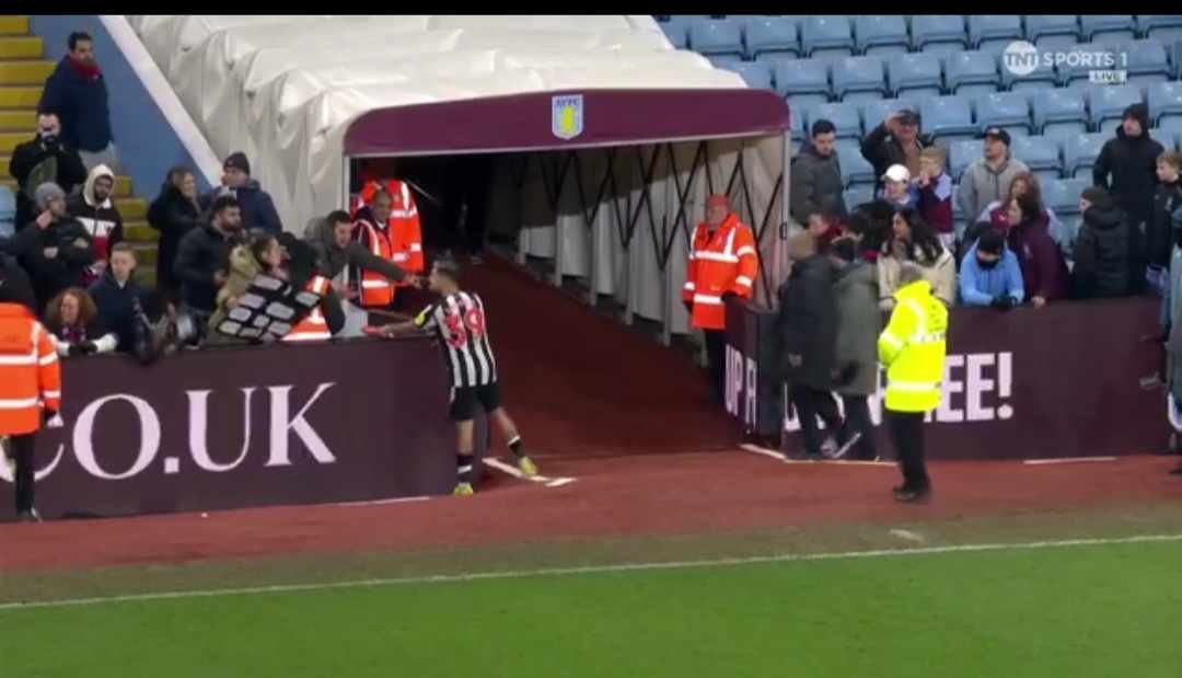Piłkarz wymienił koszulkę na czekoladę. Zaskakujące sceny po meczu w Premier League [WIDEO]