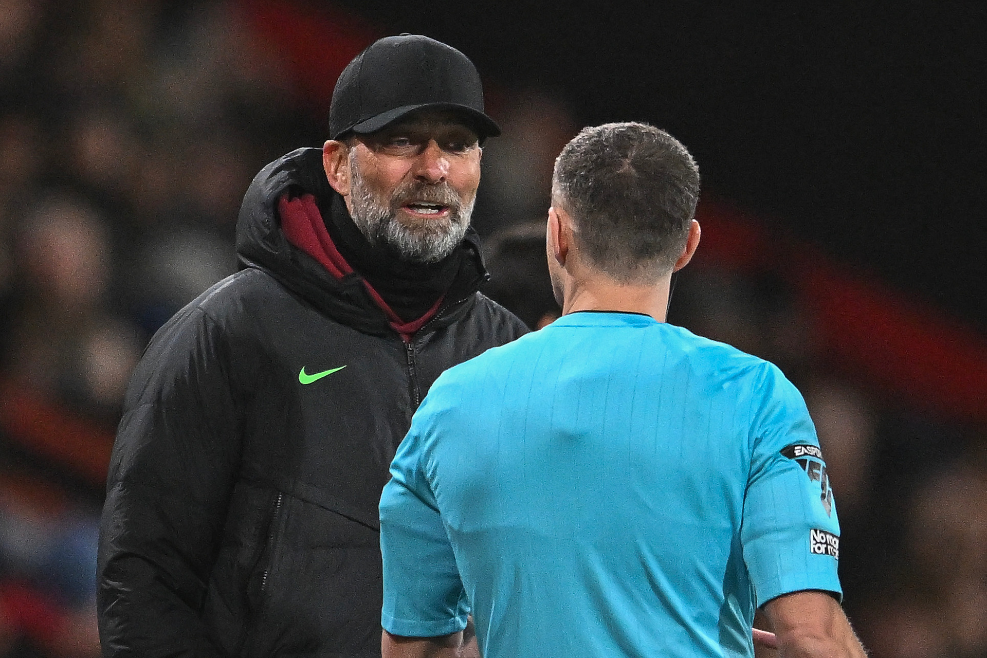 "Jeśli nie byłoby tam piłki, to by go zabił". Klopp wściekły na sędziego po hicie Premier League